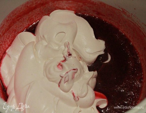 Для мусса размороженную малину протереть через сито. У меня получилось 300 мл пюре. Положить сахар и прогреть. Желатин залить водой и оставить на пол часа. Затем распустить на водяной бане и добавить к малиновому пюре. Взбить сливки с чайной ложкой лимонного сока и добавить в остывшую малиновую смесь. Аккуратно перемешать.