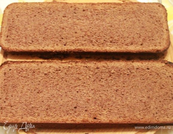 Корж разрезать на две части. У верхнего коржа снять верхушку .