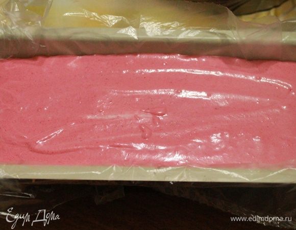 Форму выстелить пленкой и положить нижний корж . На него вылить мусс.