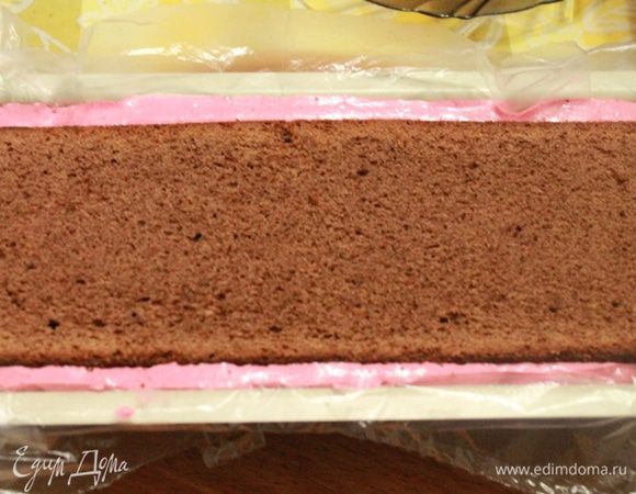 Сверху положить второй корж и немного вдавить его в мусс (без фанатизма!) , сравнять края.