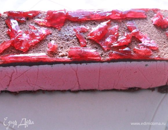 Достаньте торт из холодильника и выньте из формы. Когда я перевернула торт на блюдо, то увидела что на верхнем корже в некоторых местах застыла глазурь. И поэтому я заполнила глазурью открытые места коржа хаотично. Сверху украсить малиной. Для того, чтобы глазурь на торте не трескалась при нарезании на порционные кусочки, когда глазурь уже почти схватится, сделайте ножом широкие надрезы. Оставьте торт на 15 минут и...