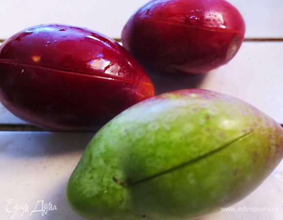 Свежие маслины (оливки) отобрать по размеру и степени зрелости, удалить плохие ягоды, стебельки. Хорошо и несколько раз промыть в холодной воде. На каждой маслине, сбоку сделать пару надрезов. Надрезы делаем для того, чтобы горечь ушла как можно быстрее, иначе придется вымачивать гораздо дольше.