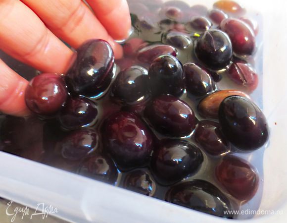 После этого оливки залить холодной водой и менять ее каждый день, а лучше 2 раза в день. Повторять это 10 дней. Затем, поменяв в очередной раз воду, добавляем в нее соль и оставляем на 5-10 дней, но идеально на месяц.Соленый  раствор проверяем на достаточность соли, положив в него яйцо, если яйцо плавает, то соли достаточно. Менять соленый раствор каждые 2 дня.