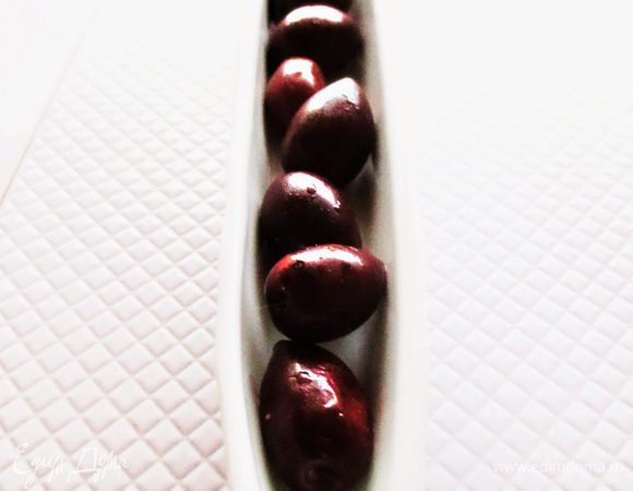 Сервируем маслины, добавляя в них оливковое масло.