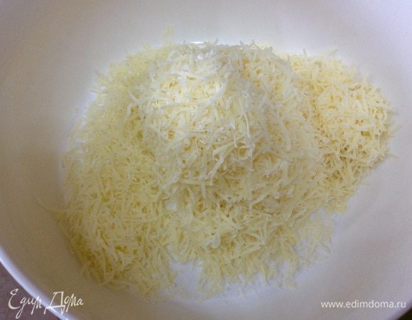 Сыр чеддер натереть на мелкой терке. 