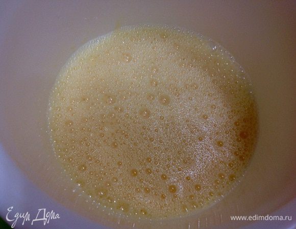 В отдельной посуде слегка взбивать яйца, добавив молоко. 