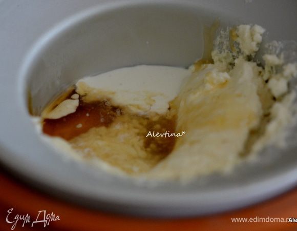 Смешать вручную или на низкой скорости рикотту, мед натуральный жидкий, сливки жирные ¼ стакана, ванильный экстракт, щепотку молотой корицы.
