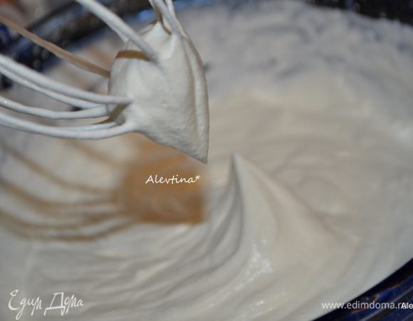 Сливки 1 ¾ стакана взбить на средней скорости до средних пиков.