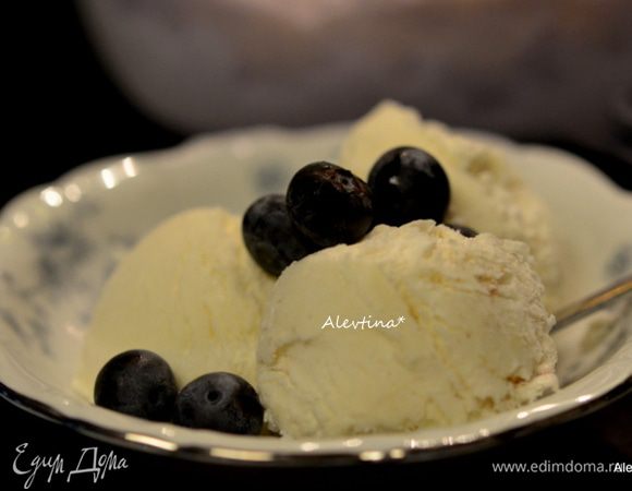 Перед подачей дать постоять 10-15 минут, чтобы удобней было взять ложкой -иначе сразу оно будет ломаться. Подаем  по желанию с ягодами или сиропом сладким. Приятного аппетита.