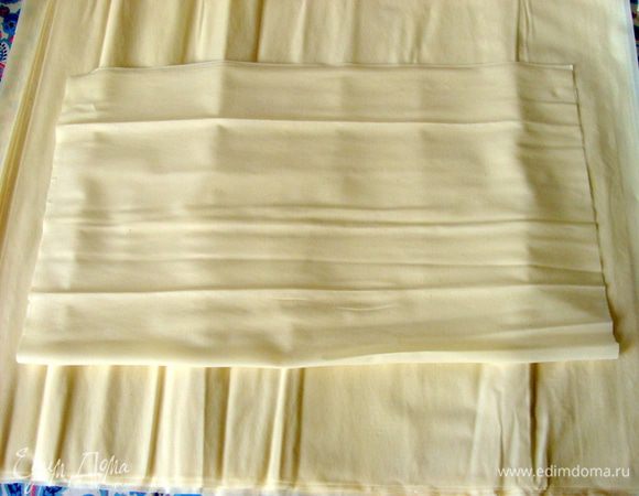 Лист теста фило разрезать пополам, сложить вместе и поставить в духовку для запекания до золотистого цвета. Всего нам понадобится 8 листов.