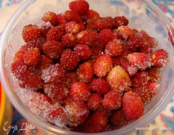 Земляника у меня была конечно замороженная, я ее замораживаю прям в пластмассовых стаканчиках в которых она продается, завернув в два целлофановых пакетика.