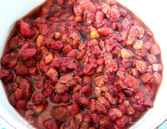 2/3 части земляники нужно разморозить. Сок сливать не нужно, он нам тоже пригодится! Сок у земляники имеет свойство желироваться, он густой.