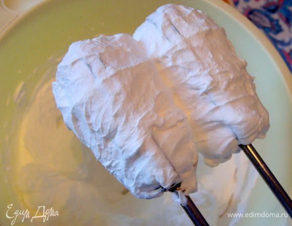 Сливки 200 г (у меня на растительной основе) взбить в очень крепкую пену.
Растительные сливки становятся похожими по консистенции на мягкий творог. 
