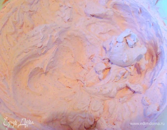 Добавить измельченную землянику, ванилин и как следует взбить все вместе.