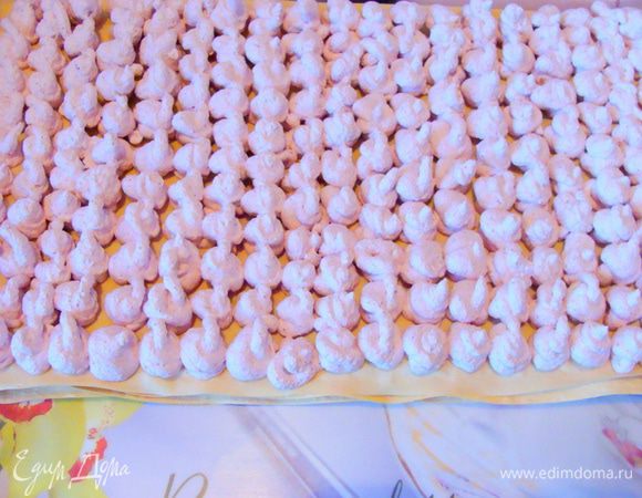 Взять 4 листа теста, сложить вместе, на верхний слой выложить половину сливок с земляникой. Точно также сделать еще раз, т.е. опять взять отдельно 4 листа теста и украсить сливками с земляникой.