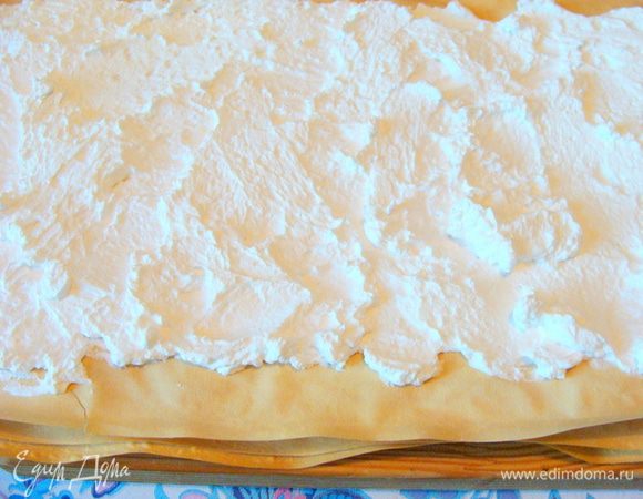 Отдельно взбить 200 мл сливок, добавив ванилин. 
На следующие 4 листа теста, которые сложить вместе, выдавить из шприца или рукава точно также половину белых сливок.
На последние 4 листа теста, сложенные вместе, выложить ложкой оставшуюся часть сливок белых и аккуратно разровнять.