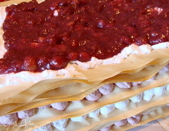 Последним кладем слой с размазанными сливками. 
Сверху выложить карамелизированную землянику. 
Для этого на медленном огне растопить сахар с ложкой масла (у меня мягкое), можно взять сливочное. Дать сахару покипеть, постоянно мешая, и добавить землянику, которую мы оставили в морозилке. Увеличить огонь и дать покипеть несколько минут, не переставая мешать. Полностью остудить.