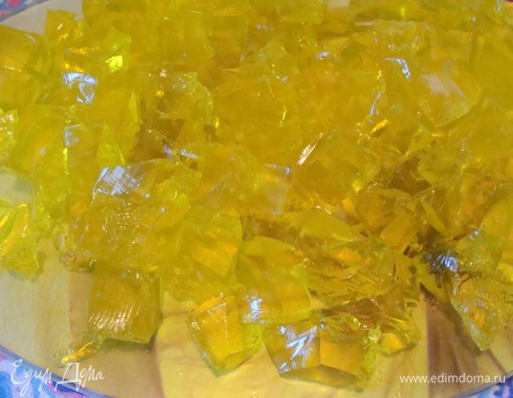 Порубить желе на хаотичные кусочки.