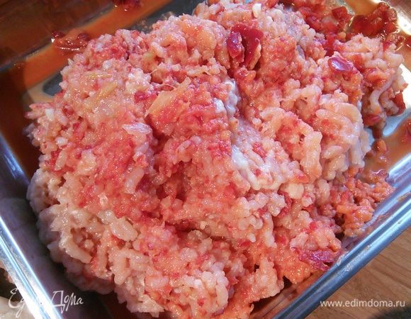 Кожицу я отложила в сторону, в следующем рецепте покажу, что можно из неё приготовить. Фарша получилось из двух двойных грудок довольно много. Его хватит на подготовку двух блюд, задуманных мной  соответственно на два дня. 