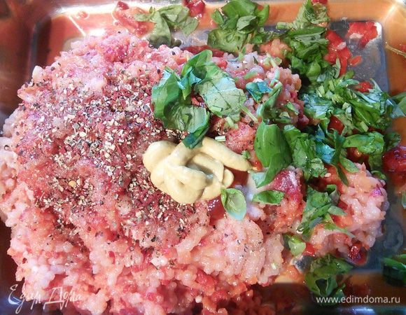 Теперь его нужно довести до ума: добавить соль, перец, специи любые на ваш вкус, горчицу, острый соус и соду. Так же свежий базилик. Тщательно вымешать. 