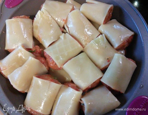 Поставила вариться макароны. Сварить их нужно только на половину, откинуть на дуршлаг. Нафаршировать. Форму сбрызнуть оливковым маслом и уложить пасту в форму. Смазать их поверхности немного маслом, чтобы не высохли. 