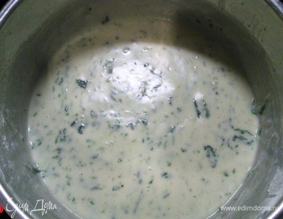 Соус бешамель варим стандартным способом, в конце добавляем замороженный мелко порубленный шпинат. 