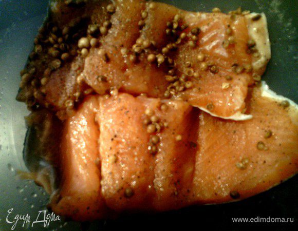 Форель очистить от специй, просушить салфеткой. 