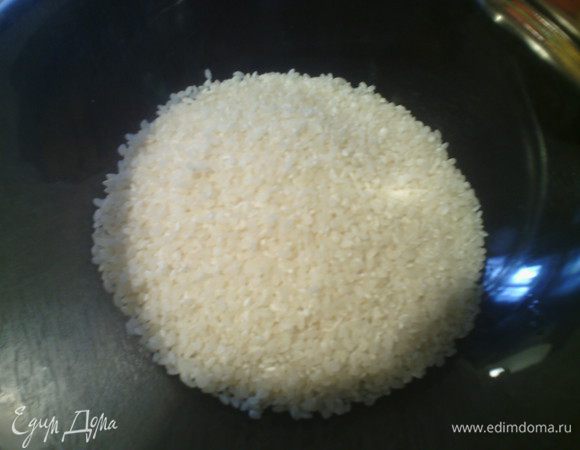 Здесь самое главное рис, у меня специальный рис для суши, но если у вас нету, то можно использовать рис для ризотто. 
Рис залить холодной водой и протирать между пальцами, вода станет мутная, слить воду и повторить эту операцию пока вода не станет прозрачной. Я это делала 4 раза. 