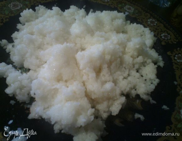 Заправка для риса: в кастрюлю наливаем 3 ст. л. рисового уксуса, добавить сахар и соль, поставить на медленный огонь, пока не растворится сахар. Рис переложить в большую посуду и пока он горячий влить заправку аккуратно перемешать, дать остыть. 