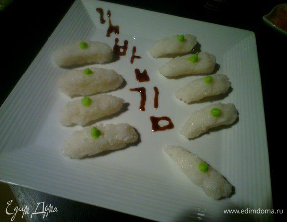 Делаем вот такие сардельки "приплюснутые". Сверху намазать чуть-чуть васаби "осторожно не переборщить".