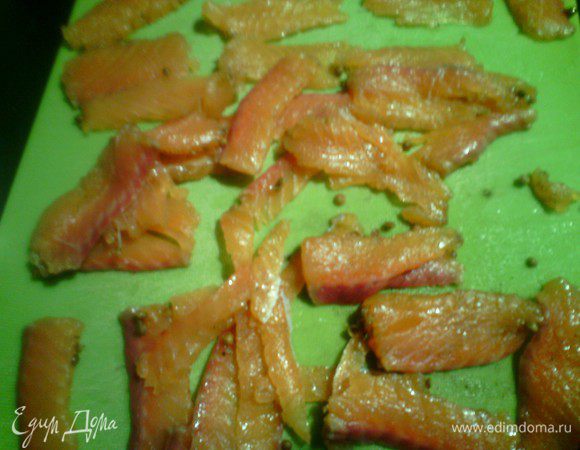 Нарезать тонко форель. 