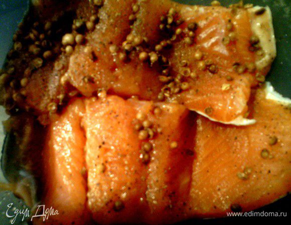 Размять горошины кориандра смешать все ингредиенты, хорошо смазываем форель накрыть пищевой плёнкой и оставить на сутки при комнатной температуре. Жидкость которая будет появляться нужно слить. Я держала в холодильнике, так как у нас очень жарко и увеличила время соления ещё на сутки. А теперь угощайтесь. 