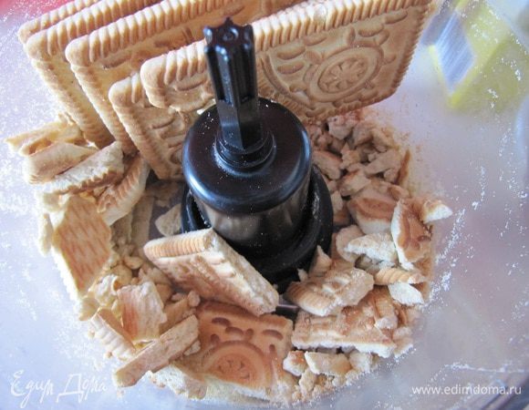 Печенье измельчить в блендере.