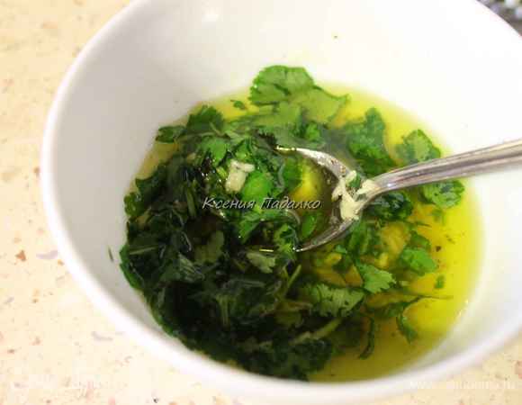 Для заправки смешать масло, мед, сок лимона, посолить и поперчить. Чеснок натереть на мелкой терке, кинзу мелко нарезать. Соединить все вместе и хорошо перемешать.