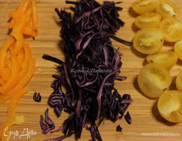 Перец и капусту нарезать соломкой, помидоры пополам или на четвертинки.