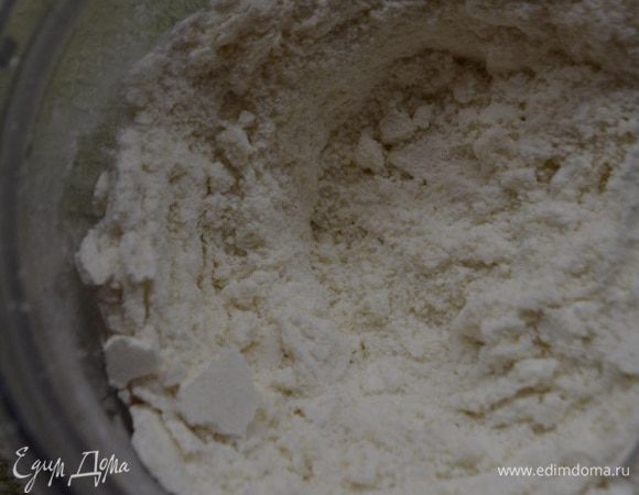 Заранее взвесим все ингредиенты. Яица за сутки разделяю на белки и желтки, убираю в холодильник. За 5-8 часов достаю и оставляю на столе до приготовления. Сахарную пудру и миндальную муку смешать и измельчить в блендере или кофемолке.