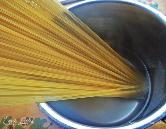 Спагетти я указала примерно в сухом виде, на самом деле варила побольше для нескольких блюд.