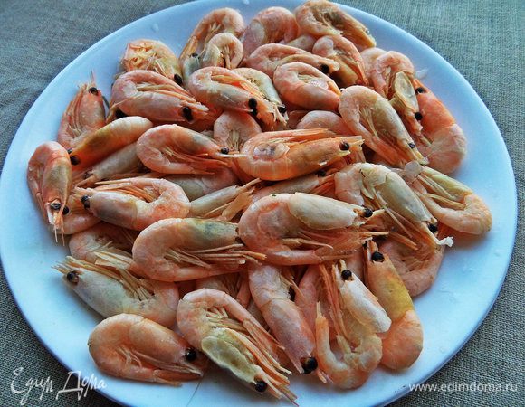 Креветки размораживаем и чистим.