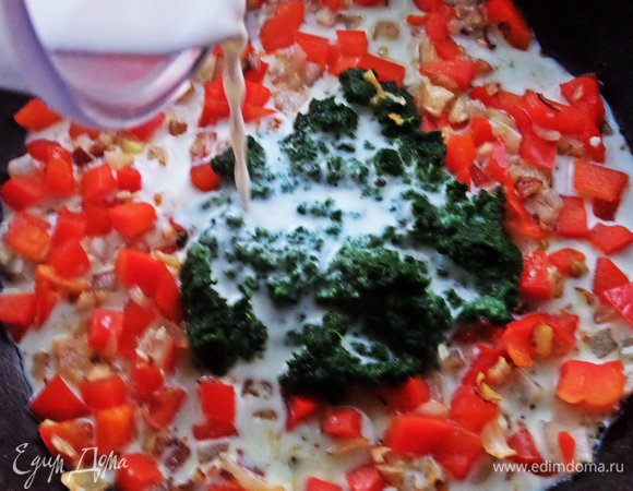 Размораживаем шпинат (или свежий берём!). Вливаем сливки (у меня были кофейные 10%).