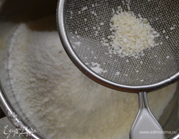 Просеять в миску, в которой будите мешать тесто. Крупные крупинки удалить.