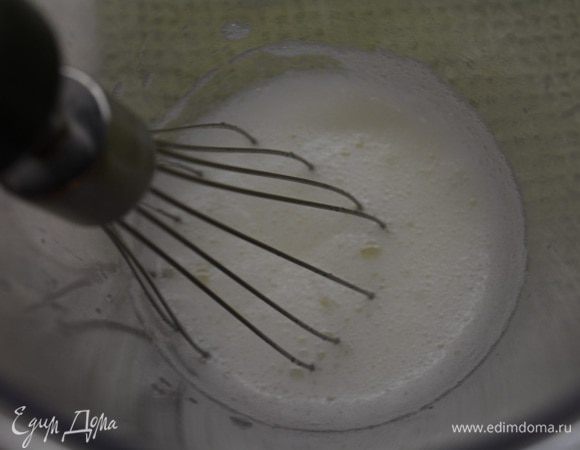 В отдельной сухой чаше взбить белки до легкой пены.