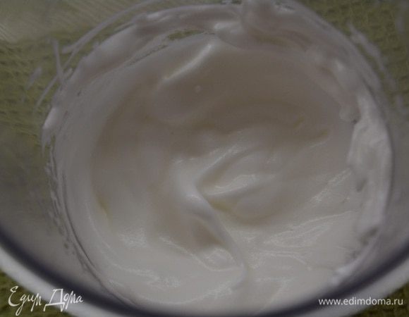 Добавляем постепенно сахар, до устойчивых форм пик. Если при переворачивание белки не выпадают, значит готово.