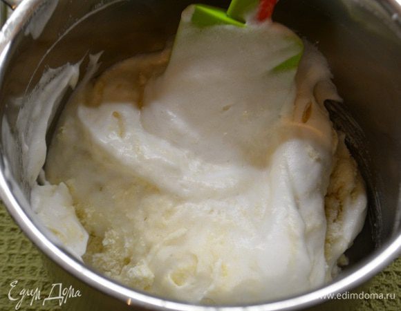 Выложить аккуратно лопаткой белки и мешайте по часовой стрелке, поворачивая саму миску против часовой стрелки. Мешайте около 30 секунд, масса еще не должна стать однородной.