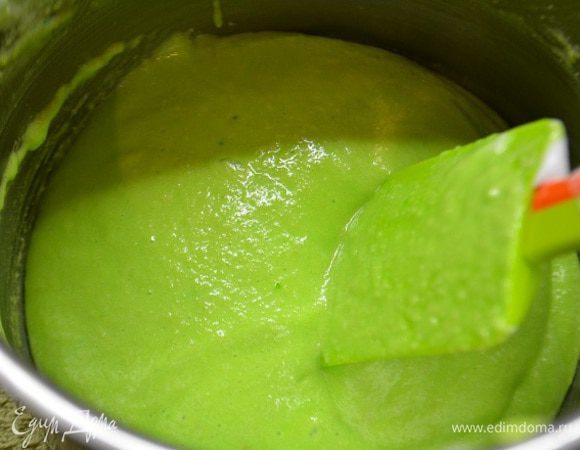 Добавляем краситель и снова перемешиваем до однородности.