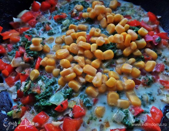 Кукуруза готовая, её всыпать в конце, посолить и поперчить.