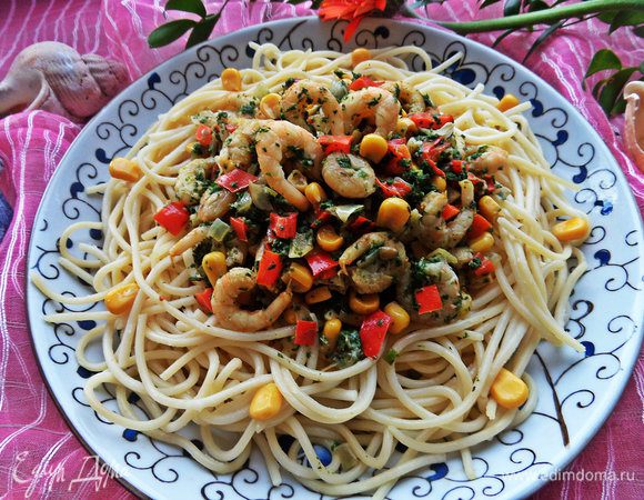 Спагетти слить, выложить на тарелку и полить сверху сливочным соте.