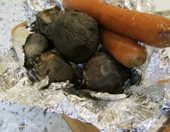 Морковь и свёклу помыть, обсушить. Завернуть в фольгу и отправить в разогретую духовку (200 градусов). Запекать до готовности. Охладить.