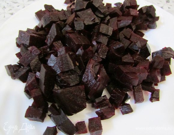 Свёклу почистить, нарезать кубиками, можно натереть на крупной тёрке. Кто как любит.