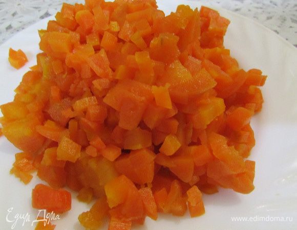 Морковь почистить, порезать кубиками.