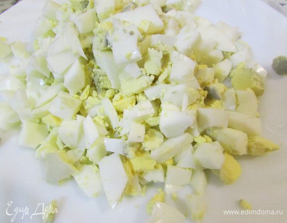 Яйца отварить, залить холодной водой. Затем почистить, порезать кубиками.